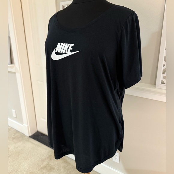 Nike Women's Black Short Sleeve Tee - Picture 3 of 7